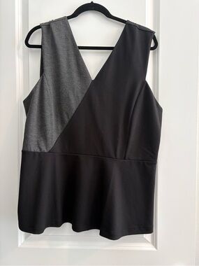 Ann Taylor Black and Gray Sleeveless V-Neck Colorblock knit peplum top